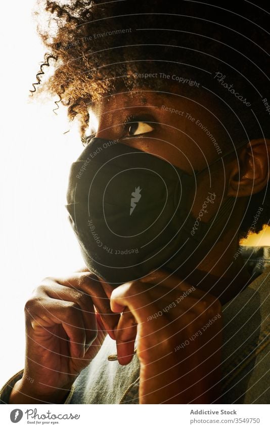 Schwarze Frau mit handgemachter Schutzmaske Mundschutz Coronavirus behüten COVID Afroamerikaner Sicherheit Gesundheitswesen schwarz Bund 19 COVID19 Pandemie