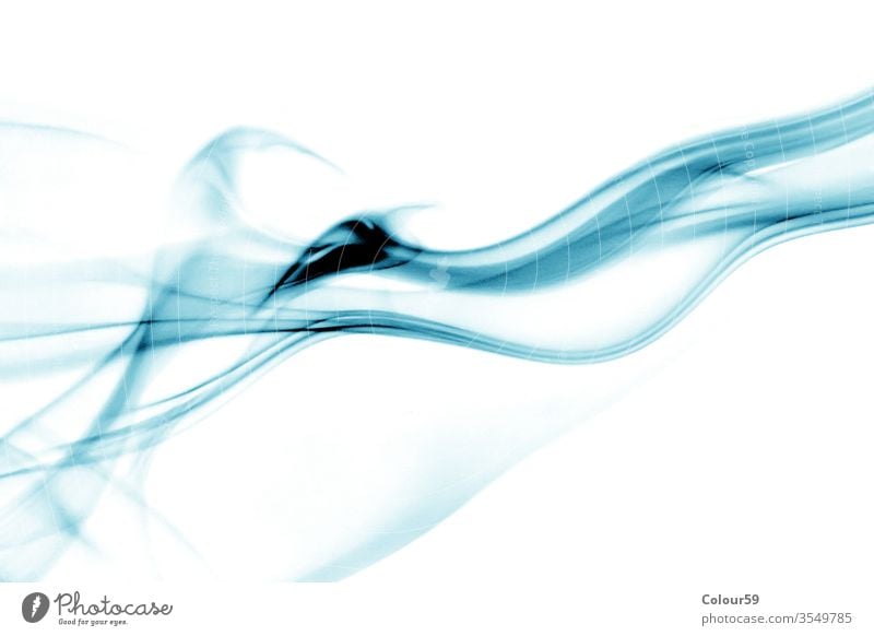Blauer Rauch über hellem Hintergrund Tapete Raum Kreativität magisch strömen fließend Air Bewegung abstrakt Einfluss vereinzelt winken Design sanft Form blau