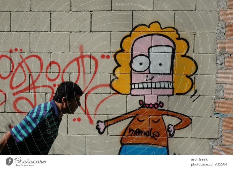 Begegnung Mann Barcelona Wand Grafitti Karren ziehen gesprayt Beton Stein Sprayer