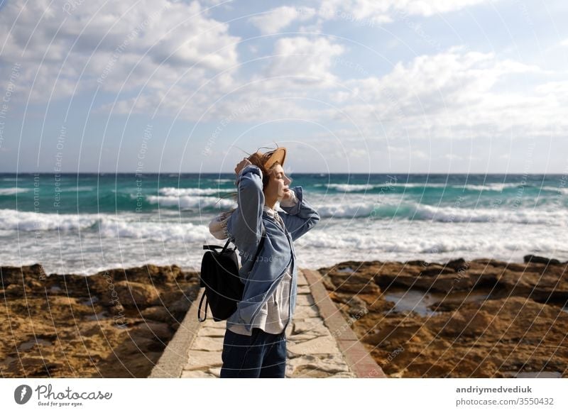 weibliche Reisende, die einen Meeresblick bewundert. Tourismus in Zypern. Touristin mit Meereshintergrund. Mädchen reist an den Stränden. junge schöne Hipster-Frau am tropischen Strand, Sommerurlaub, glücklich, Spaß,