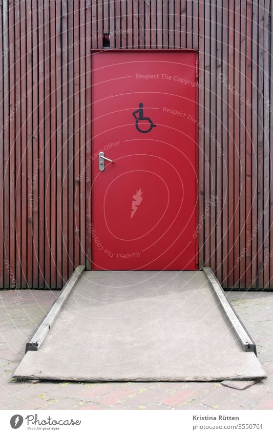 improvisierte rampe zur behindertentoilette behindertengerecht rollstuhlfahrer klo wc waschraum behinderung zugang erreichbar zeichen symbol icon architektur