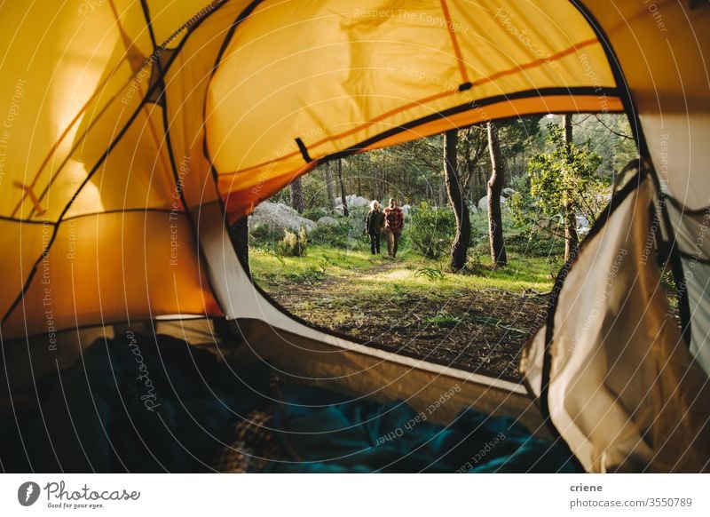 Fit Abenteuer erwachsenen Paar Wandern und Camping im Wald zusammen Zelt Campingausflug sonnig offen Familie Reisende Sport Kaukasier Wälder lässig Rucksack