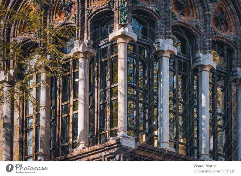 Modernistischer geschlossener Balkon des Golferichs-Hauses in Barcelona Golferichs Haus Ornament alt Gebäude Baum Ast sonnig Spalte Fenster Spanien Eckstoß