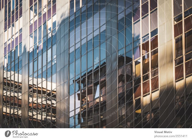 Glasfenster eines Bürogebäudes Zeitgenosse Finanzen Business wirtschaftlich abstrakt organisiert Großstadt modern Architektur Geschäftsgebäude Winkel Licht