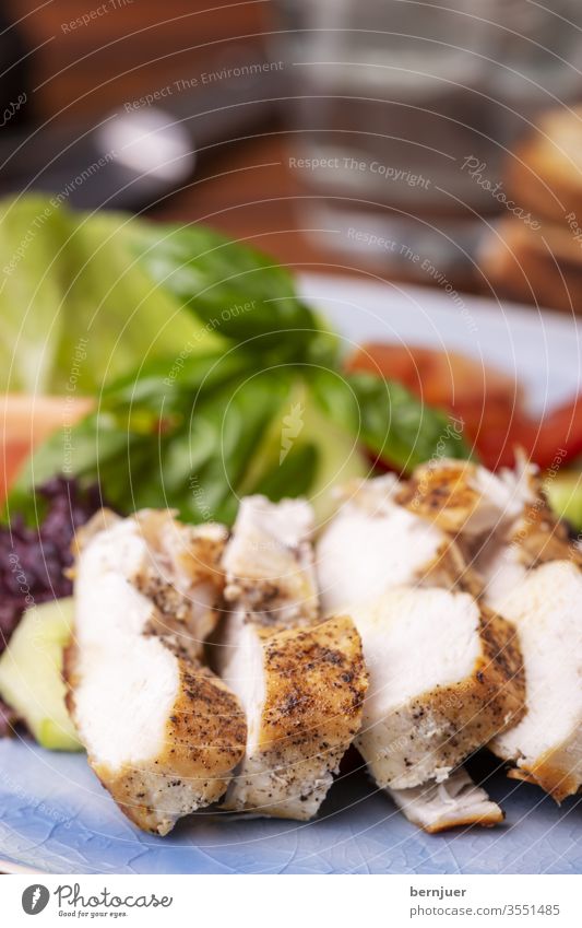 Hähnchenbrustscheiben auf frischem Salat Hähnchensalat Hühnersalat Fleisch Mahlzeit weiß Abendessen Huhn Scheibe Gemüse Kräuter Gesundheit Parmesan Basilikum