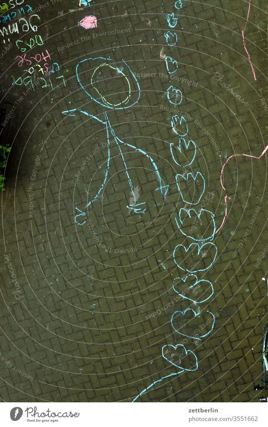 Kreidespuren altbau außen botschaft ferien haus hinterhaus hinterhof innenhof innenstadt kinderschrift kinderzeichnung kreidemalerei kreidezeichnung lernen