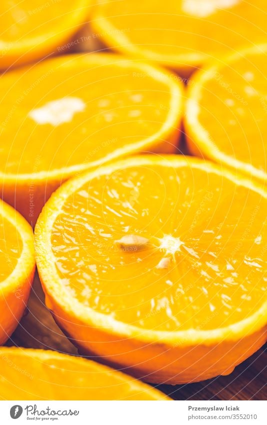 Orangefarbener Hintergrund. Nahaufnahme von halbgeschnittenen Früchten Frische abstrakt Biografie blau Zitrusfrüchte Farbe Diät Lebensmittel frisch Frucht