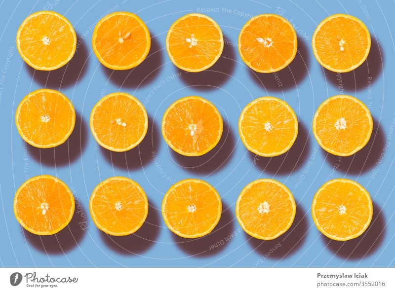 Hintergrund von halbgeschnittenen Bio-Orangen in Reihe Frische Biografie blau Zitrusfrüchte Nahaufnahme Farbe Lebensmittel frisch Frucht Hälfte Gesundheit