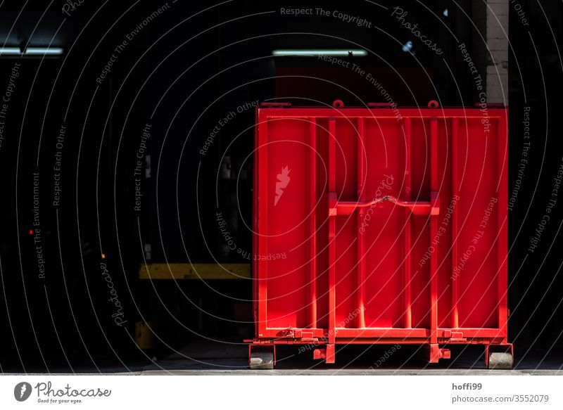 roter Container roter Behälter minimalistisch Hafen Industrie Güterverkehr & Logistik Containerverladung Containerterminal Menschenleer Handel Containerschiff
