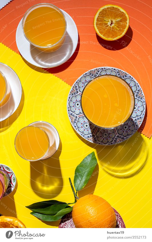 Orangensaft von oben auf farbigen Hintergründen. frisch Frucht Gesundheit Lebensmittel Zitrusfrüchte Saft reif Hintergrund trinken natürlich Scheibe sunligth