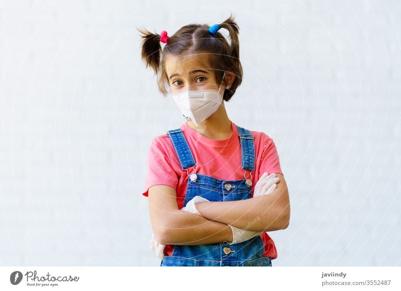 Mädchen mit einer Schutzmaske gegen Coronavirus während der Covid-19-Pandemie Mundschutz kn95 covid-19 Kaukasier Kinder Virus Sicherheit krank behüten Frau