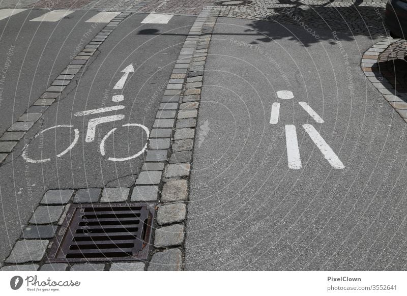 Ein Fahrradweg mit Fußgängerweg Fahrradweg, Verkehr, Straße, Umwelt, Stadt, urban Verkehrswege Schilder & Markierungen Straßenverkehr Verkehrszeichen