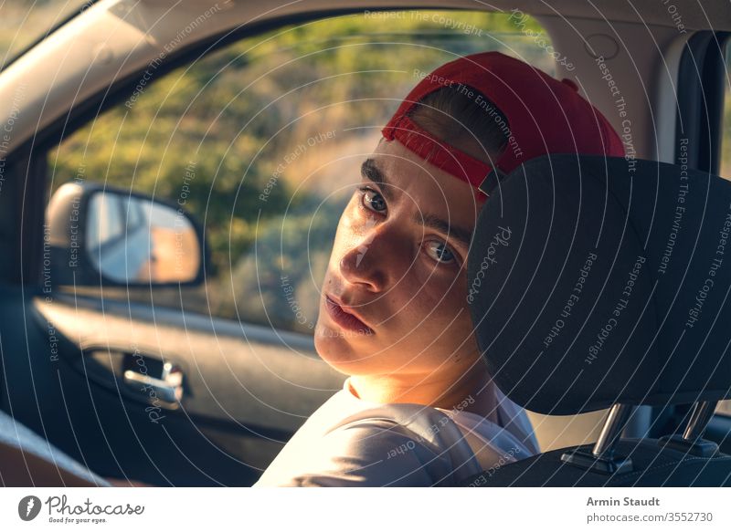 Porträt eines jungen Mannes, der in einem Auto sitzt Baseballmütze schön Junge PKW lässig Kaukasier selbstbewusst fahren Reise Lifestyle Blick männlich Model