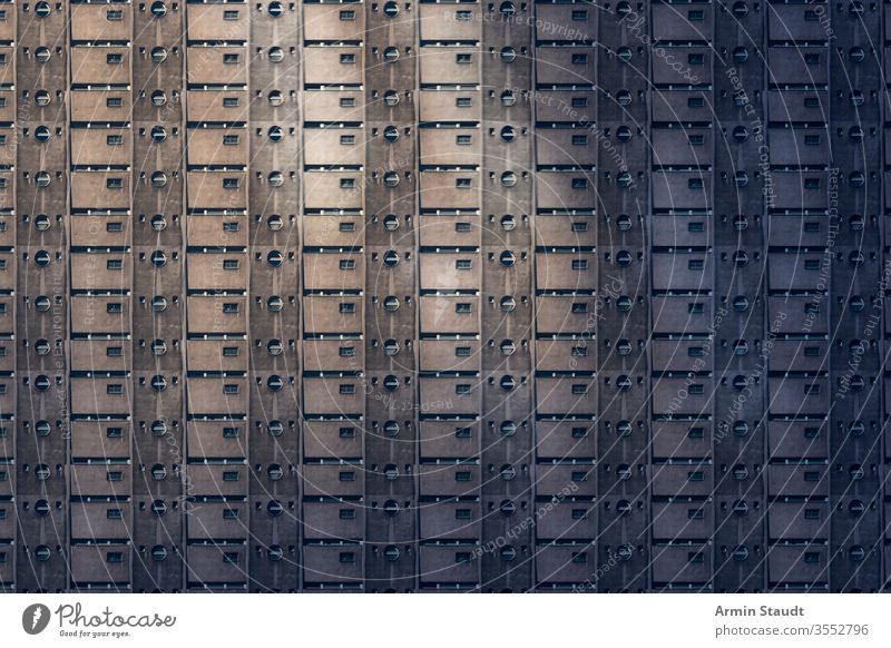 architektonisches Muster, Gefängnis-ähnliche Betonfassade eines armseligen Hauses Überbevölkerung Konformität Anonymität anonym Gebäude Architektur Zukunft