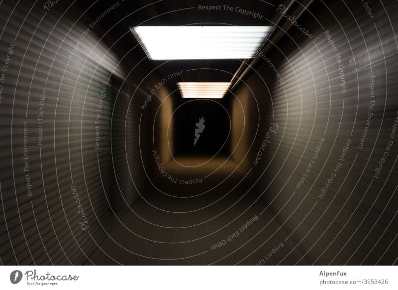 Tunnelblick | wörtlich genommen Licht Menschenleer Zentralperspektive Schatten dunkel Farbfoto Einsamkeit Angst bedrohlich gefährlich Panik Beleuchtung schwarz