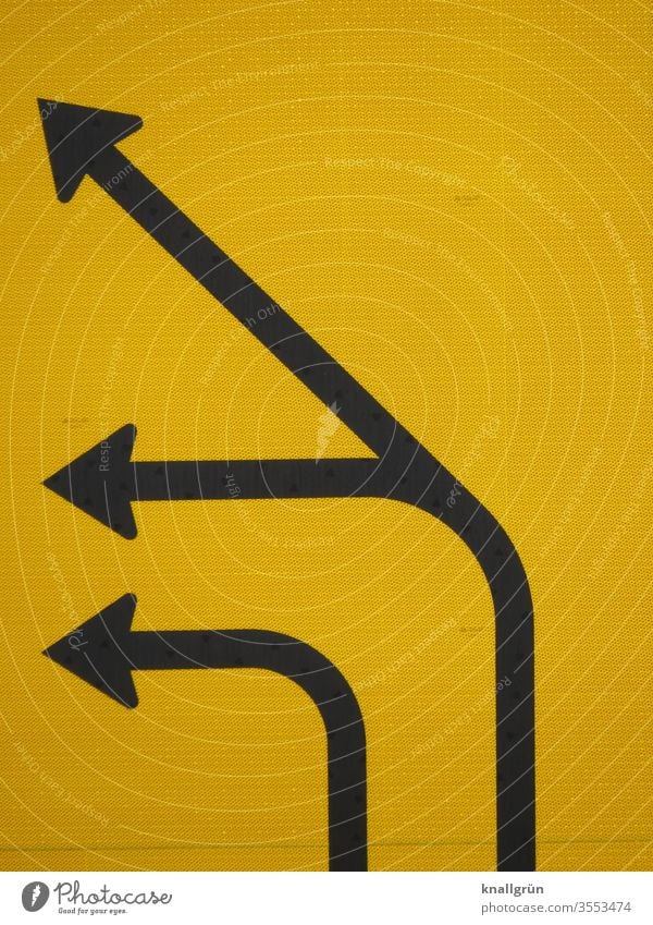 Teilansicht einer Verkehrsführung, drei schwarze Richtungspfeile, nach links zeigend, auf gelbem Hintergrund Schilder & Markierungen Verkehrsschild Pfeil