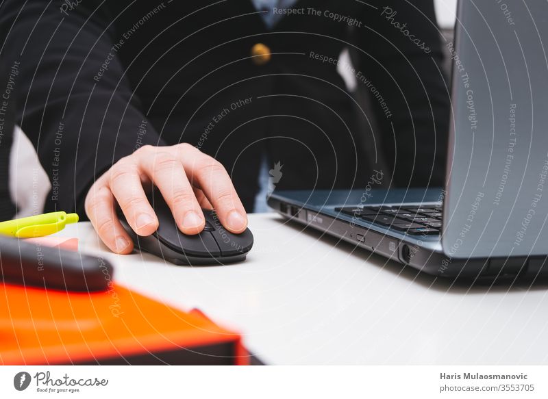 weibliche Hand auf der Maus, die am Laptop arbeitet, Nahaufnahme mit Notizen im Heimbüro, Fernarbeit finanziell Kontor Buchhaltung Blogger Business