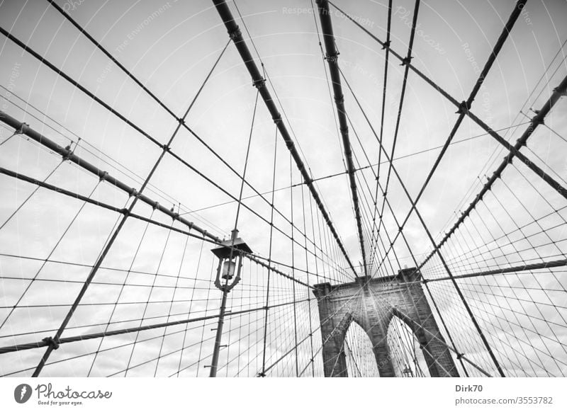 Brooklyn Bridge, schwarz-weiß Brücke Hängebrücke Seile New York City Außenaufnahme Stadt USA Sehenswürdigkeit Manhattan Wahrzeichen Architektur