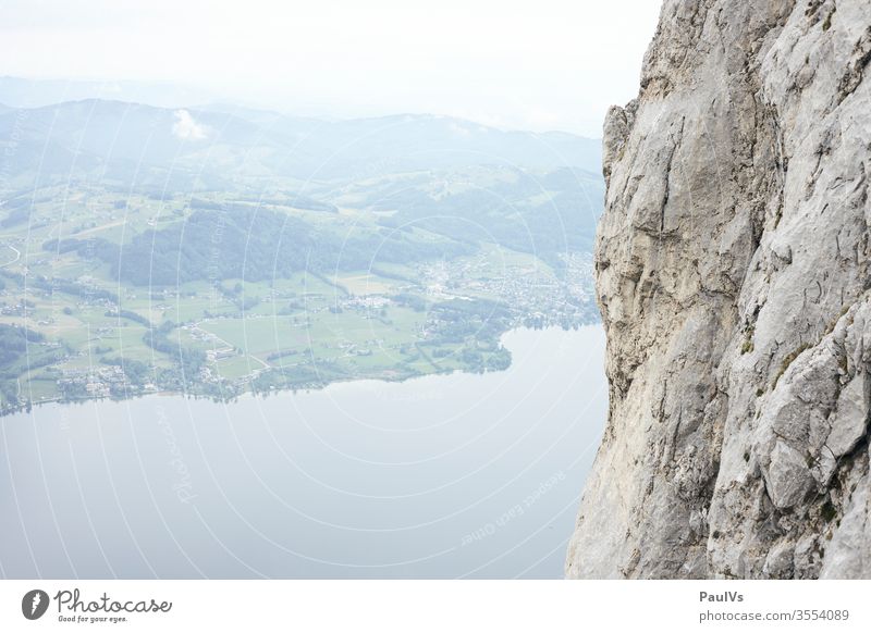 Felswand neben See im Salzkammergut Österreich Traunstein Salzkammergutsee Traunsee Gmunden Oberösterreich Alpenvorland Ostalpen Klettern Alpin