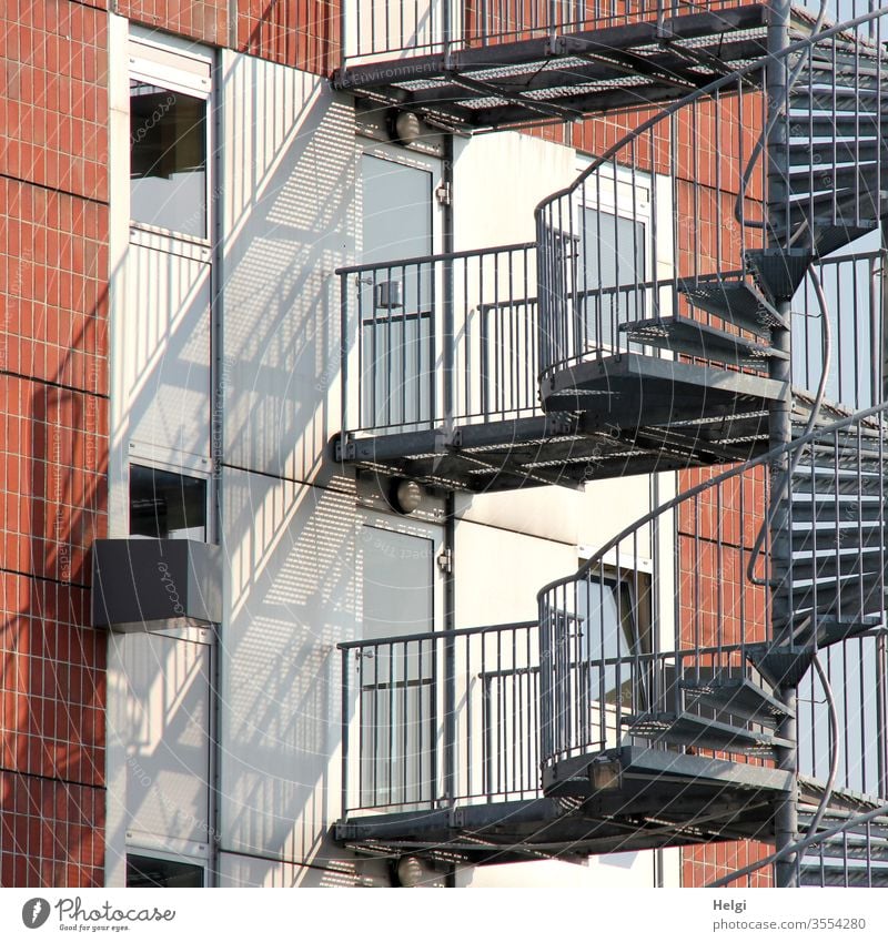 Metalltreppe an einer Fassade mit Licht und Schatten Wand Treppe Treppenstufen Geländer Fenster Tür Mauer Menschenleer Gebäude Architektur Treppengeländer