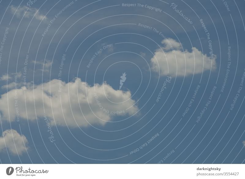 Unterschiedliche Wolken am Himmel Klima Wind Farbfoto expressionistisch expressiv Farbe blau frisch Menschenleer Klimawandel Wasser Luft Umwelt Meteorologie