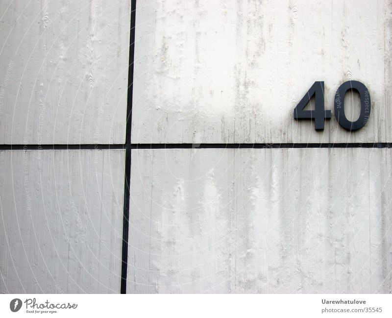 40+ Wand weiß schwarz Ziffern & Zahlen Hausnummer Architektur Linie Rücken