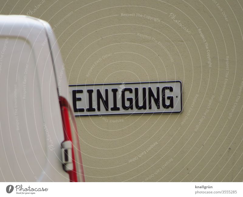Schild mit dem Wort REINIGUNG, wobei das R durch das Heck eines Transporters verdeckt wird Reinigung Schilder & Markierungen Hinweisschild Schriftzeichen
