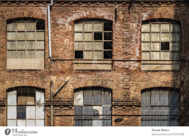 Fenster einer alten Textilfabrik im Nachmittagslicht Gebäude Fassade Fabrik Industrie Architektur architektonisch urban Metropolitan konstruiert Struktur erbaut