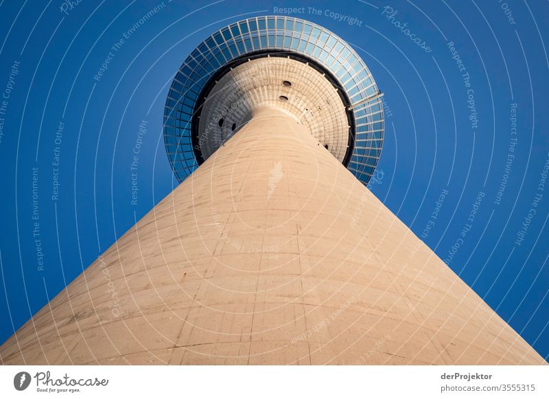 Düsseldorfer Fernsehturm Zentralperspektive Starke Tiefenschärfe Sonnenaufgang Sonnenstrahlen Sonnenlicht Kontrast Licht Tag Morgendämmerung Textfreiraum unten