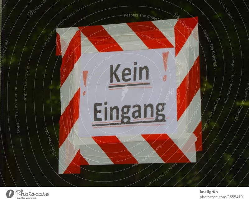 Selbst  gebasteltes Schild „Kein Eingang!“ umrandet mit rot-weißem Klebeband Verbotsschild Schilder & Markierungen Verbote Hinweisschild Warnschild Farbfoto