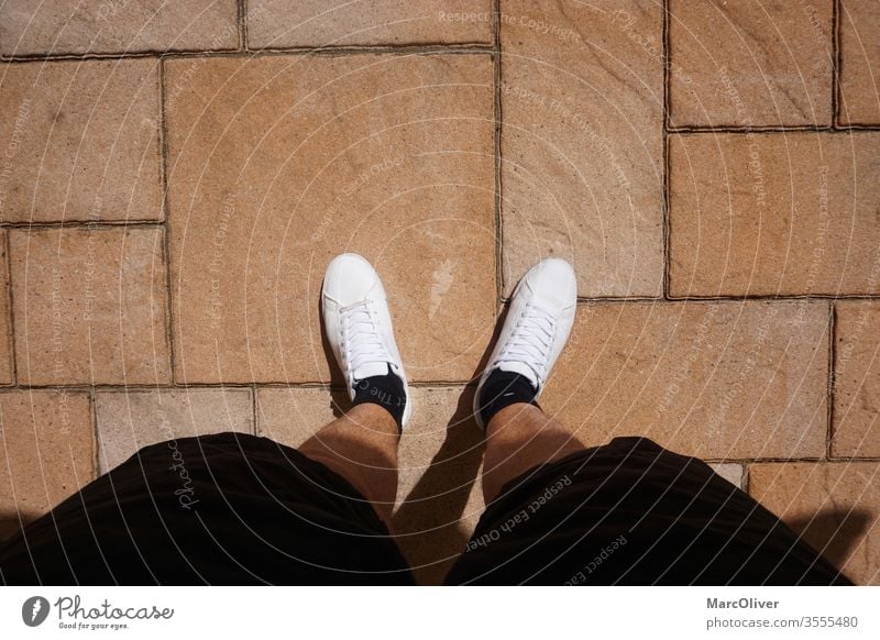 Im Sommer Gefühl mit weißen Turnschuhen und kurzen Hosen Sommergefühl kurze Hosen weiße Schuhe weiße Turnschuhe Sommerschuhe Terrasse männlich männliche Beine