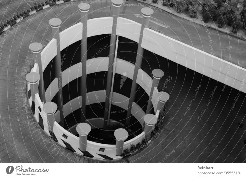 Park-Spirale Parkplatz Außenaufnahme Architektur Außenseite Schwarzweißfoto Schwarz-Weiß-Fotografie bw Kunst Bildende Kunst Gebäude parken PKW Monochrom
