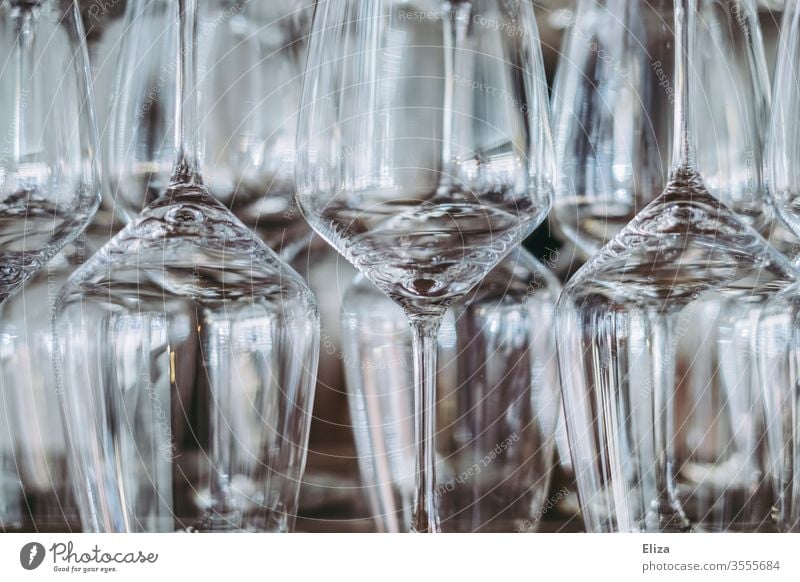 Weingläser in einem Regal Gläser Glas Bar viele versetzt gläsern durchsichtig Gastronomie Weinglas sommelier Nahaufnahme zerbrechlich strukturiert