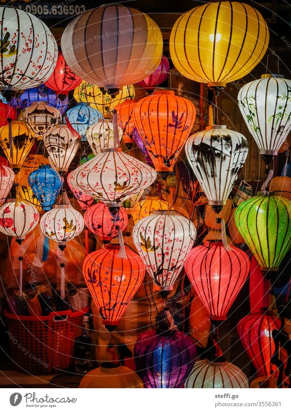 traditionelle bunte Laternen in Hoi An, Vietnam bei Nacht Asien asiatisch Lampion kaufen geschäft Farbfoto Außenaufnahme Ferien & Urlaub & Reisen Menschenleer