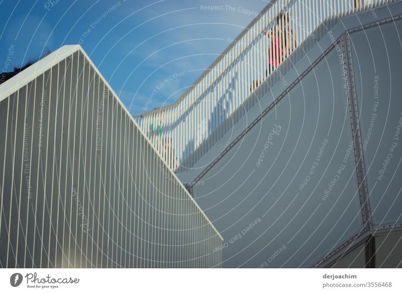 Ein  Treppen Aufgang im Wolkenhain ,Berlin - Marzahn .Beton, Gitter, blauer Himmel und Schatten von Menschen. Geländer Farbfoto Menschenleer Tag Architektur