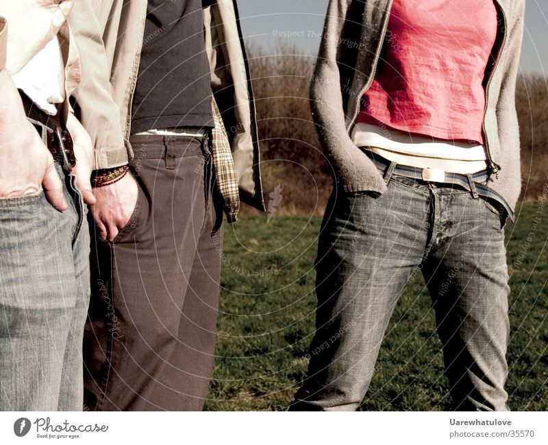 Freunde Freundschaft Hand Tasche Zusammensein Hose Bekleidung Gürtel stehen Menschengruppe Perspektive