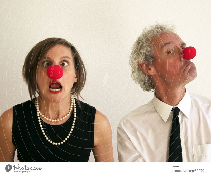 Wahlkrampf | Endspurt Frau Erwachsene Mann 2 Mensch Künstler Schauspieler Clown Hemd Accessoire Schmuck Krawatte brünett grauhaarig beobachten sprechen lustig