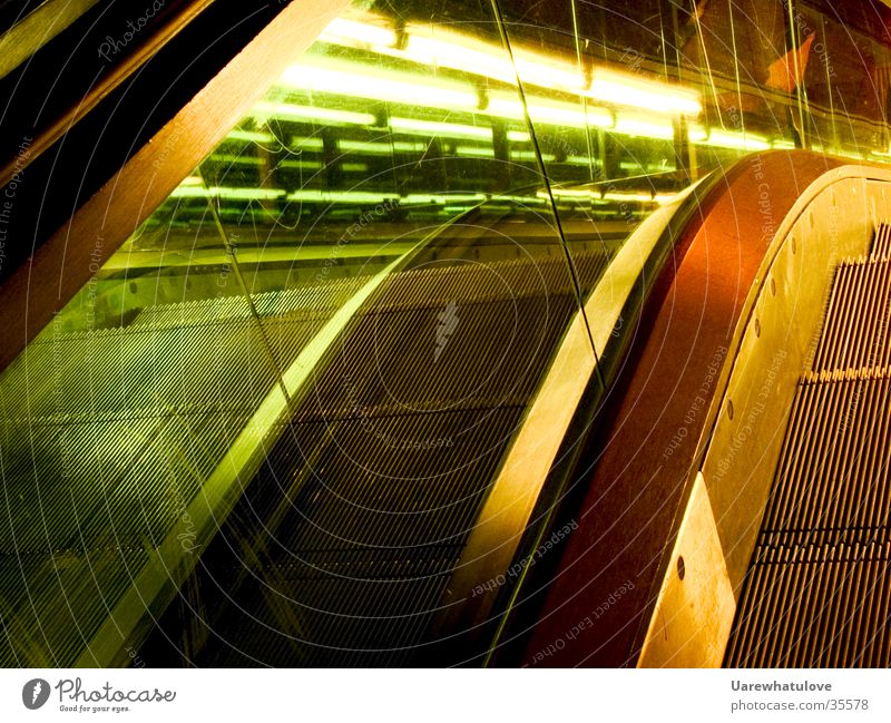 Style Rolltreppe Nacht Licht grün Langzeitbelichtung Stil Architektur orange Bewegung modern Glas