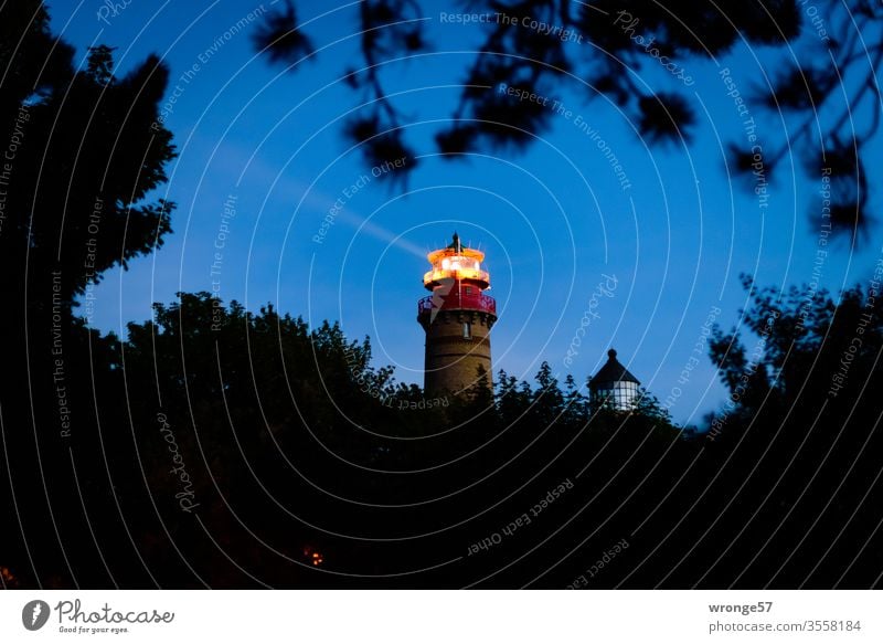 Die beiden Leuchttürme am Kap Arkona in der späten Abenddämmerung Leuchtturm Insel Rügen Ostsee Dämmerung blaue Stunde Nacht Dunkelheit Leuchtfeuer Küste