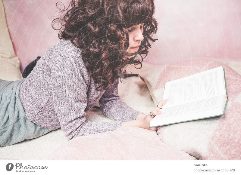 Junge brünette Frau liest in ihrem Schlafzimmer ein Buch lesen Schüler Raum müde sich[Akk] entspannen lernen heimwärts zu Hause genießen Kultur Freizeit hübsch