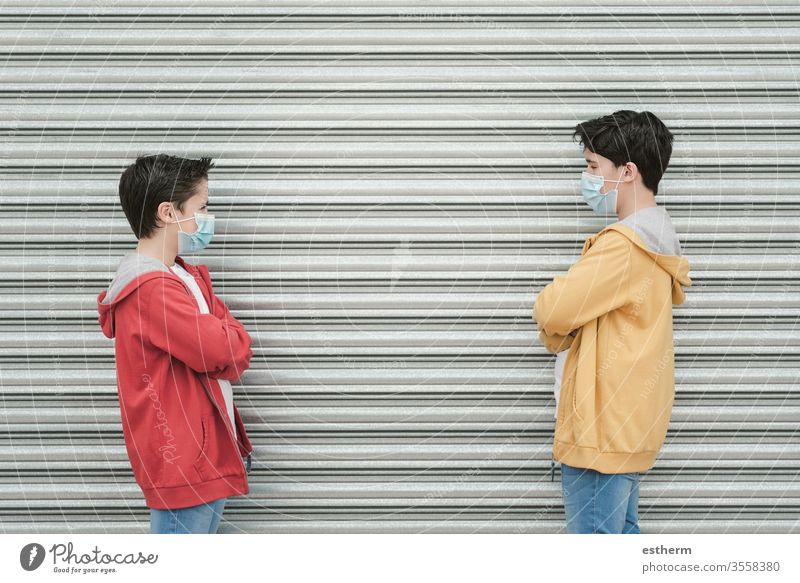 zwei Kinder mit medizinischer Maske halten soziale Distanzierung aufrecht Coronavirus Virus Seuche Pandemie Quarantäne Prävention Freundschaft Brüder Freunde