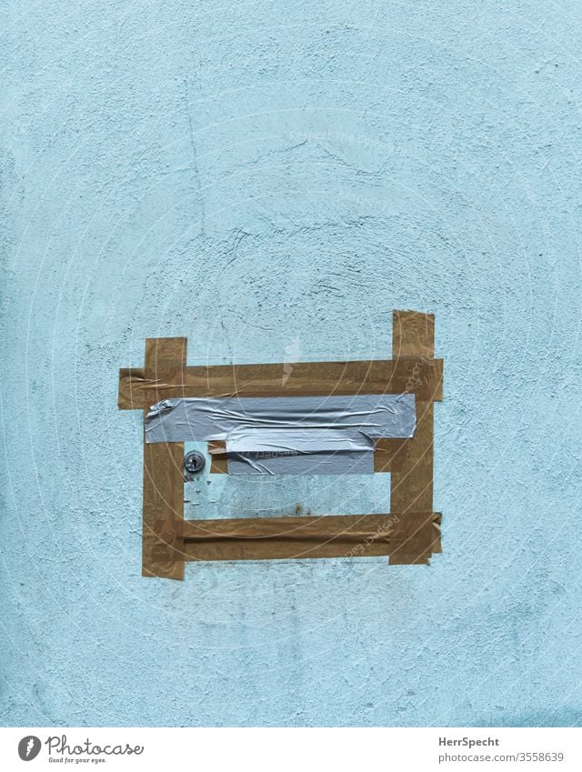Zugeklebter Briefkasten Mauer Briefschlitz Briefkastenschlitz Postkasten Klebeband zugeklebt verschlossen Menschenleer Haus Farbfoto Häusliches Leben