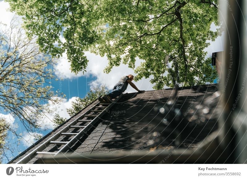 Hauseigentümer, der auf einer Leiter auf das Dach steigt Leichtmetall Architektur authentisch Gebäude Säuberung Aufstieg Klettern Konstruktion gefährlich erhöht