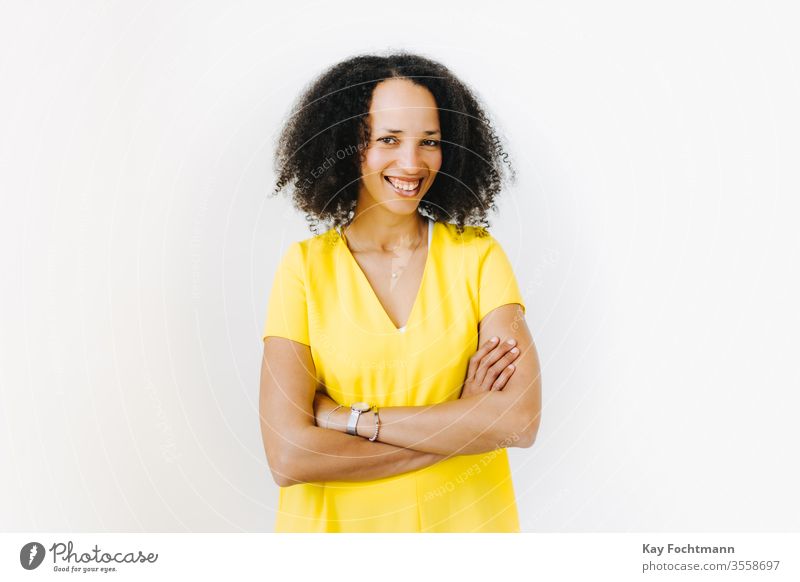 Portrait von lächelnder Frau mit verschränkten Armen 25-30 Erwachsener Afroamerikaner attraktiv schön Schönheit schwarz Selbstvertrauen lockig Tag Emotion