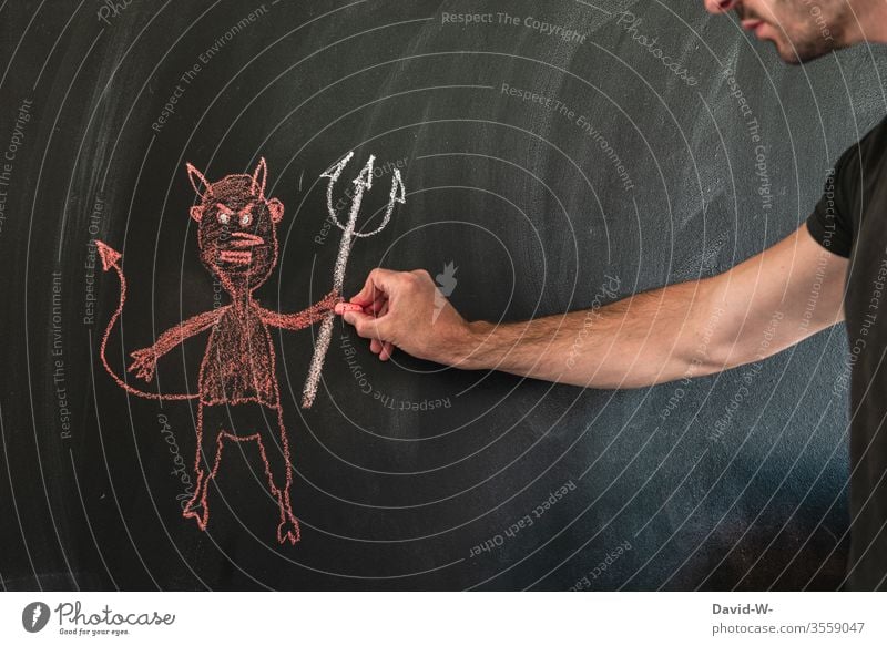 den Teufel an die Wand malen | wörtlich genommen nicht Mann malt Kreide Zeichnung Redewendung Unglück pech schwarz Hand Tafel Pessimist pessimistisch