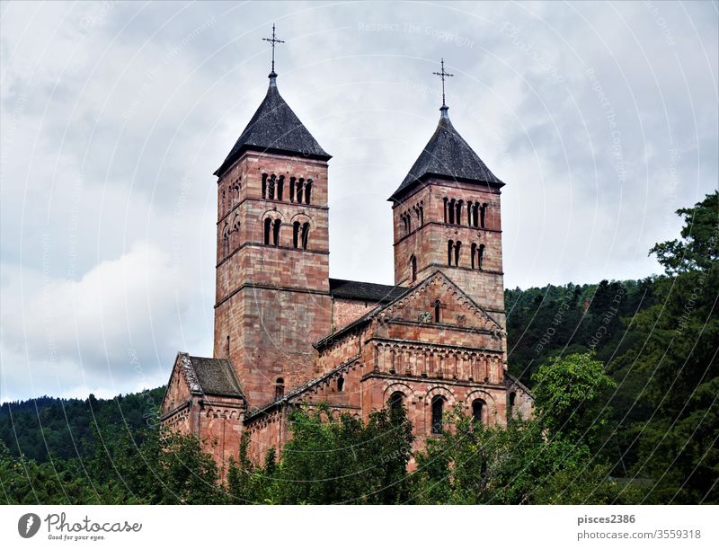 Die Steilhänge der Abtei Murbach ragen aus dem Wald in den Vogesen Kirche Religion Architektur alt historisch mittelalterlich Gebäude antik Turm Kloster