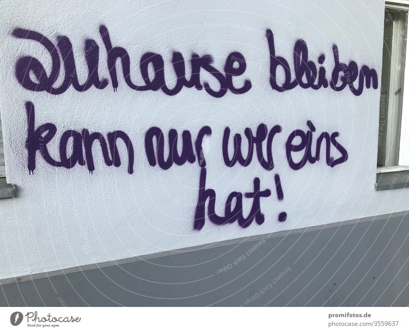 Graffiti: "zuhause bleiben kann nur wer eins hat!" Gesehen an einer Hauswand. Fotograf: Alexander Hauk Obdachlosigkeit kunst lila protest meinungsfreiheit