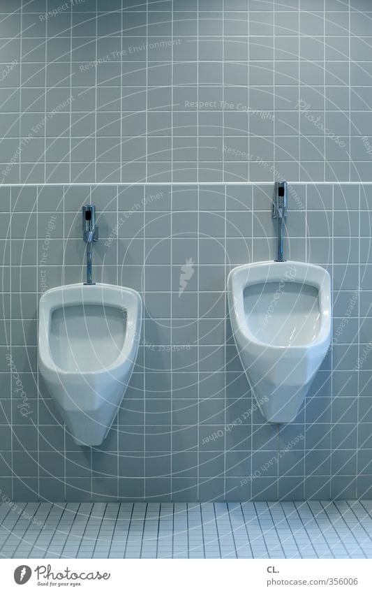größenunterschied Gastronomie Menschenleer Mauer Wand stehen Toilette urinieren Größenunterschied Größenvergleich Restaurant Sanitäranlagen Sauberkeit