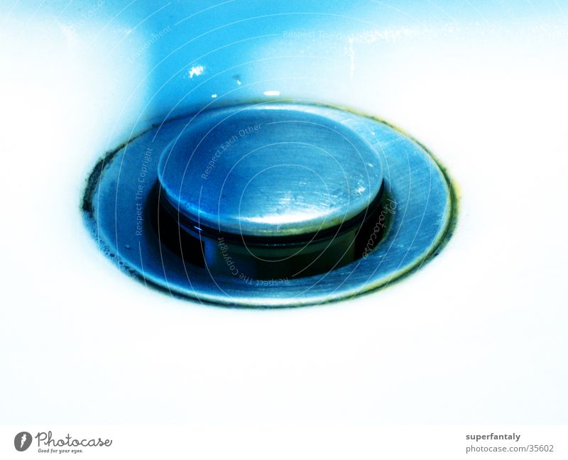 abfluß Abfluss Waschbecken türkis zyan Licht dreckig Fototechnik Kontrast blau Wasser propfen Verschluss