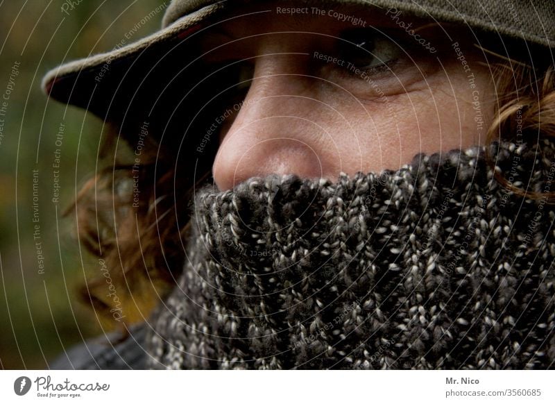 Nasenspitze Mundschutz Gesicht Auge Schal Rollkragenpullover Mütze Accessoire Porträt Haare & Frisuren feminin Erwachsene Kopf Kälte Bekleidung verstecken